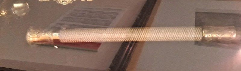 2212 Queen Victoria_s riding whip.jpg 2212 Queen Victoria_s riding whip.jpg